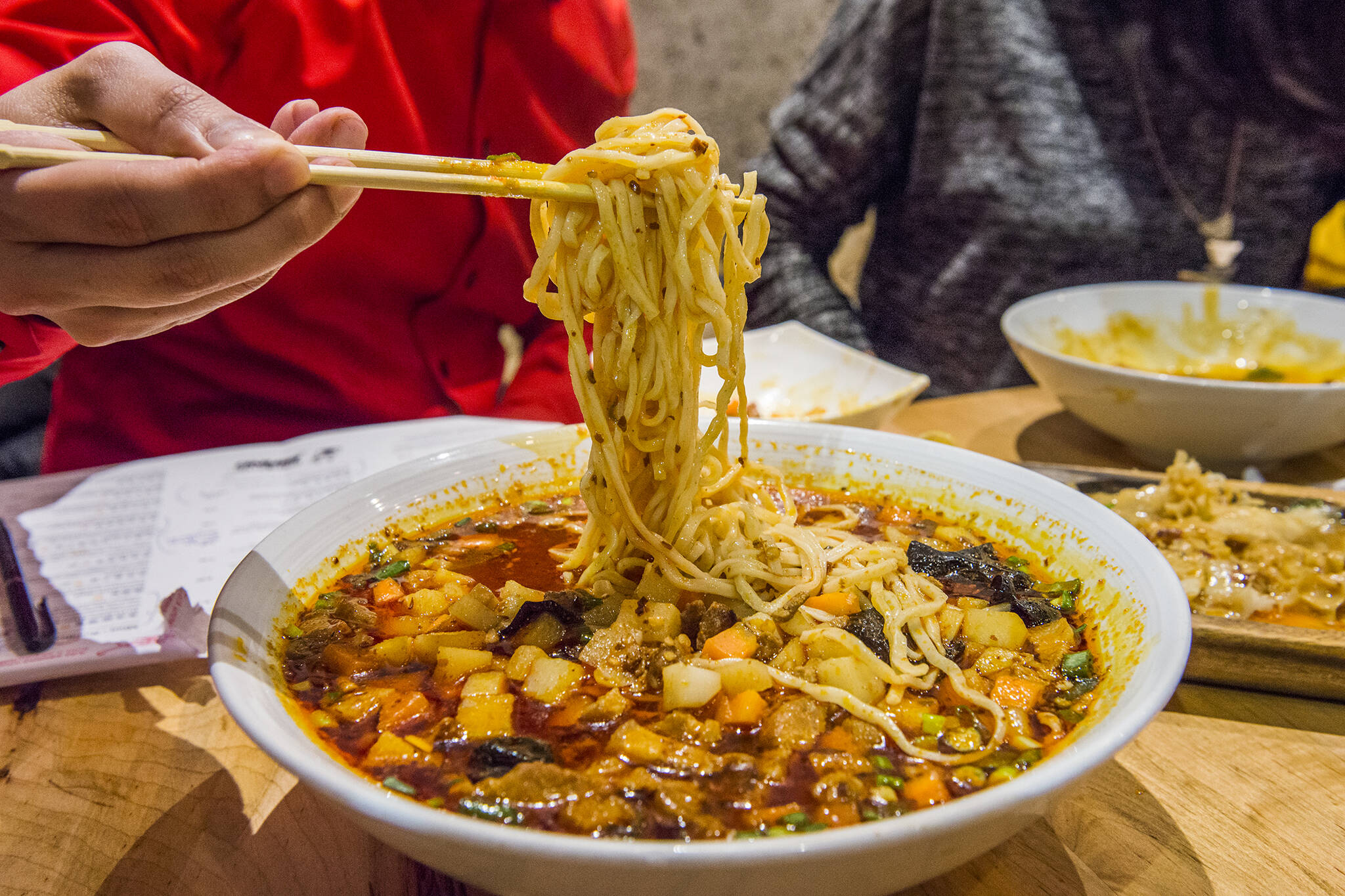 Лапша какая страна. Shaanxi Noodles. Noodle and bun. Cat Noodle and bun. Перевод на лапшу самоварочную Китай Yantal suangta.