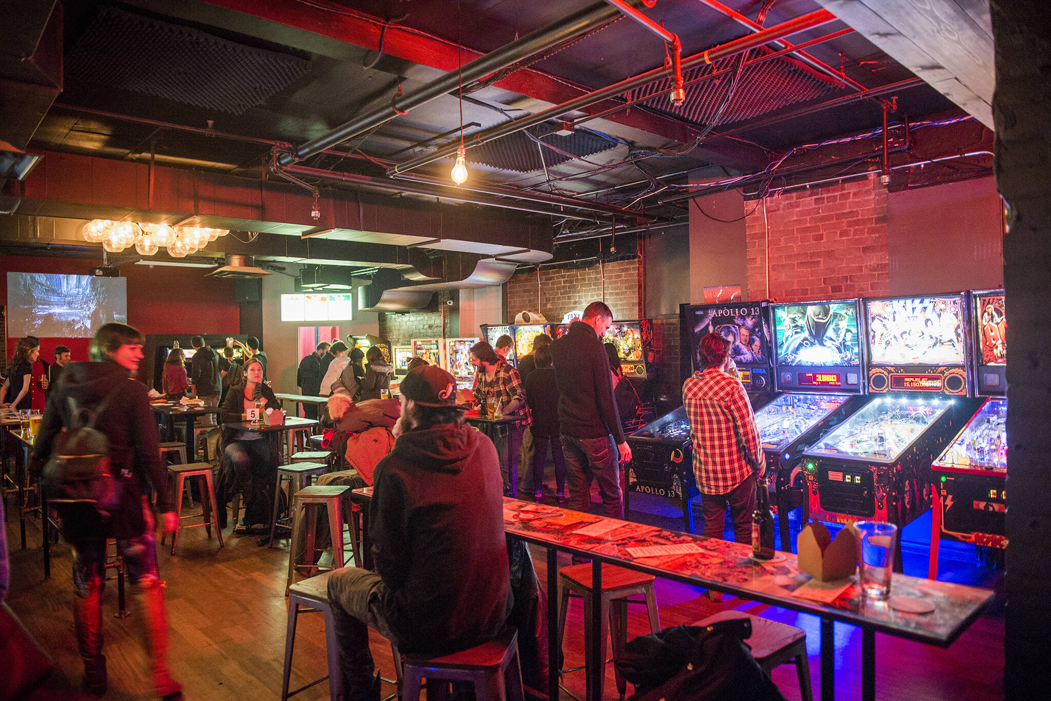 10 restaurants with video games in Toronto