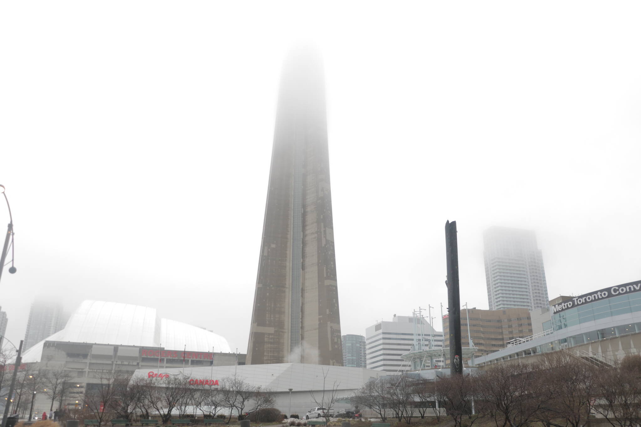 10 Eerie Photos Of Toronto Engulfed In Fog Today
