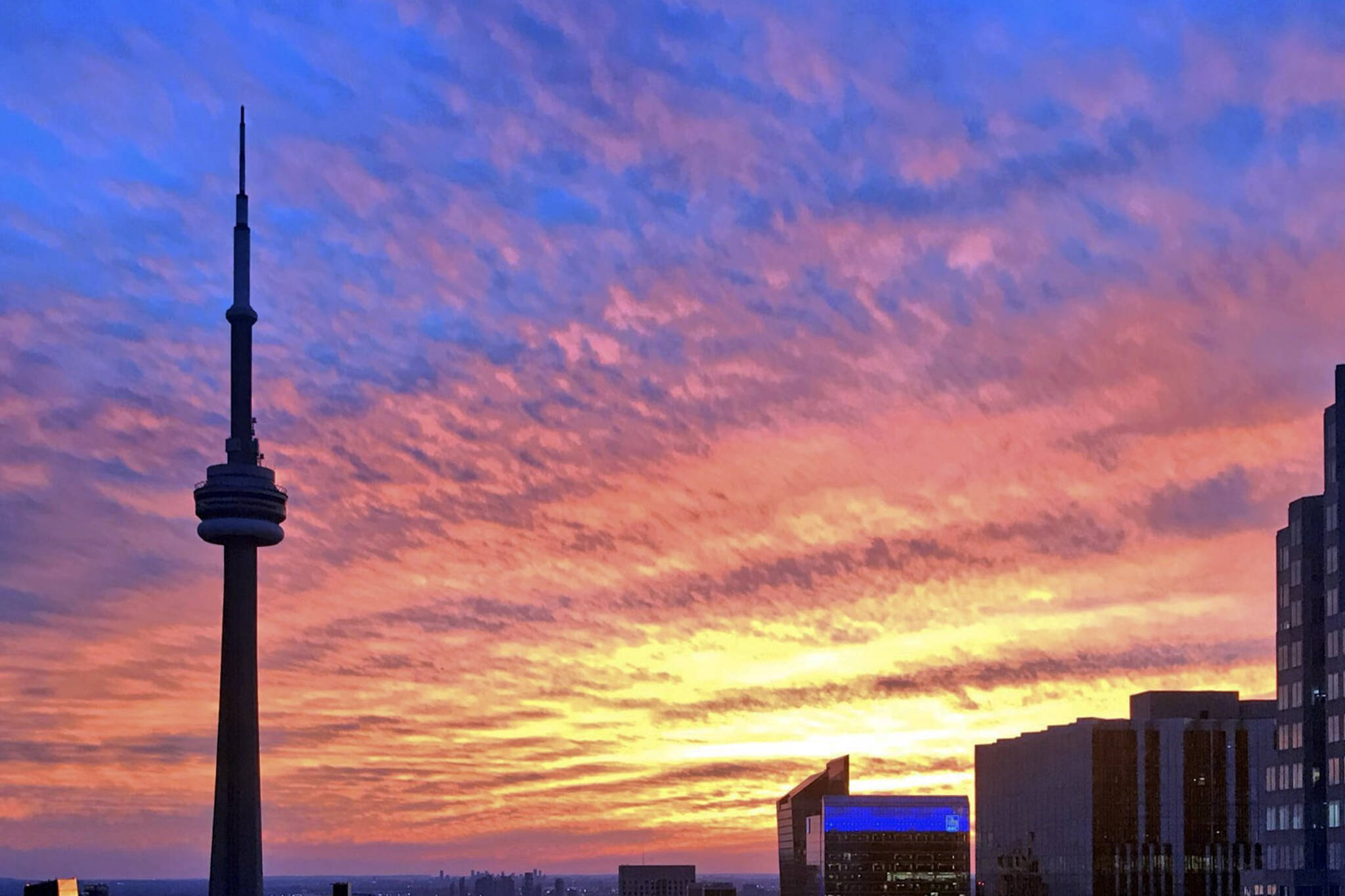 toronto-couldn-t-get-enough-of-the-surreal-sky-this-weekend