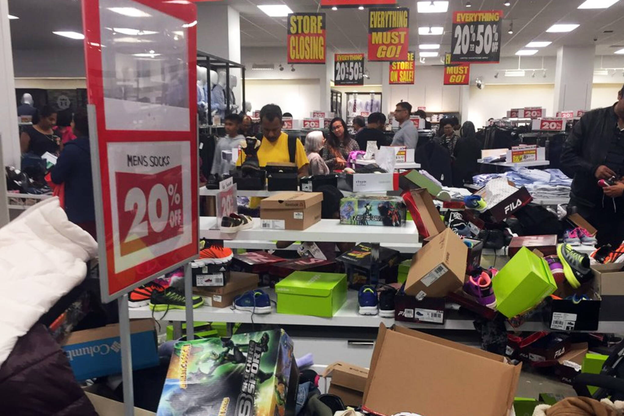Sears liquidation sales lead to total chaos in Toronto