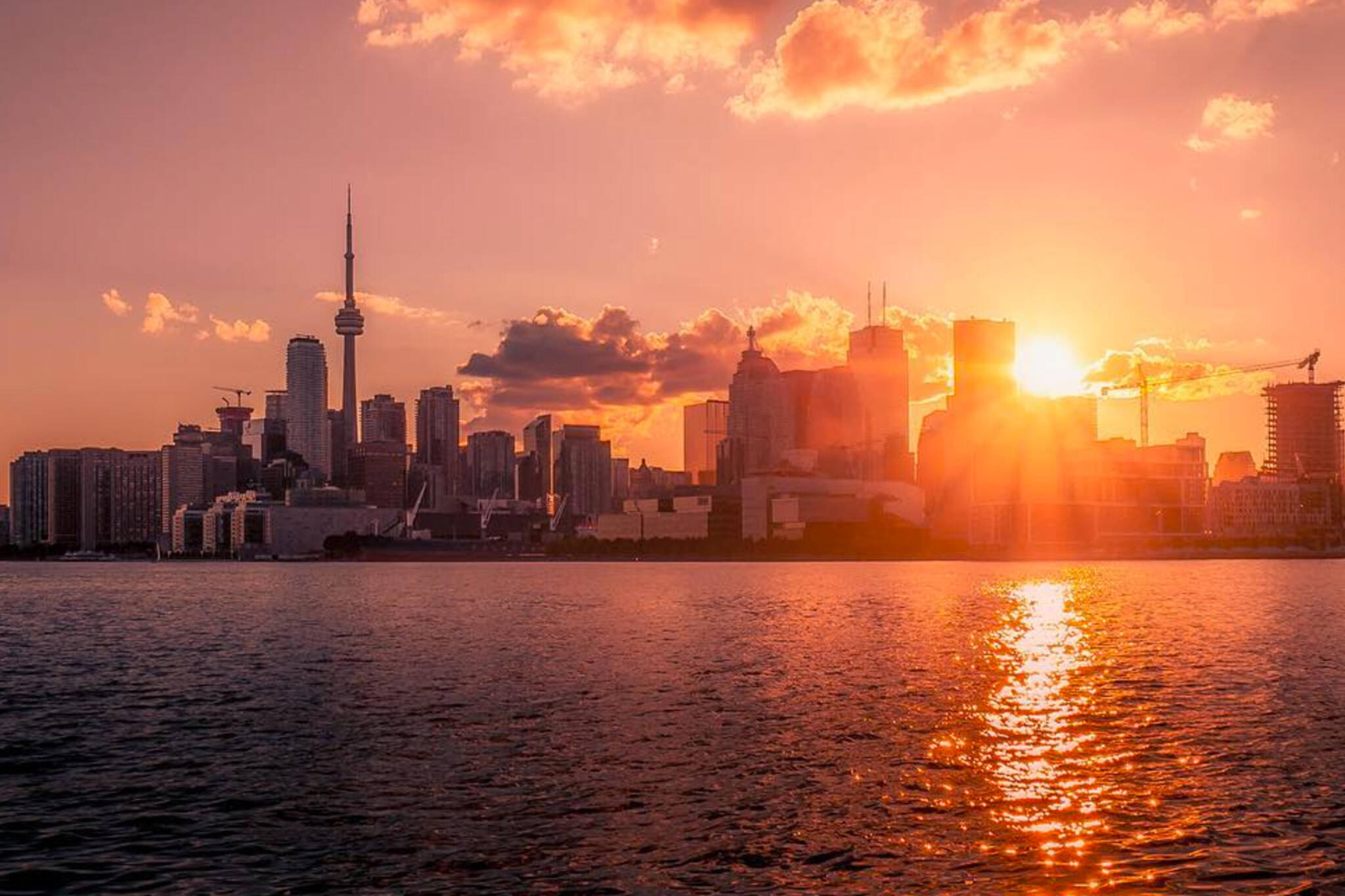 Hot weather continues as Toronto breaks 117 year old record
