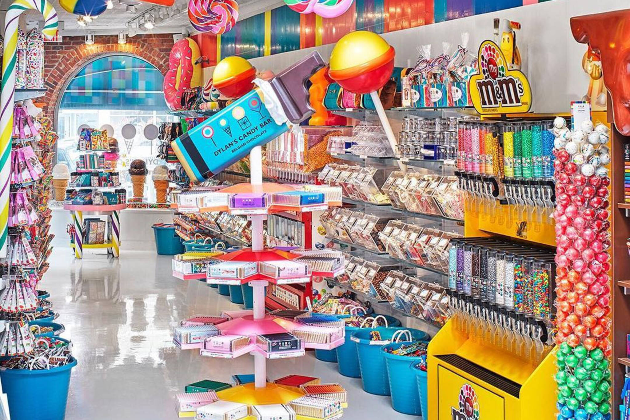 База сладости. Магазин конфет Dylan's Candy Bar. Bilimbi магазин сладостей в Москве. Нью Йорк магазин сладостей. Конфетный магазин (Майами-Бич, США).