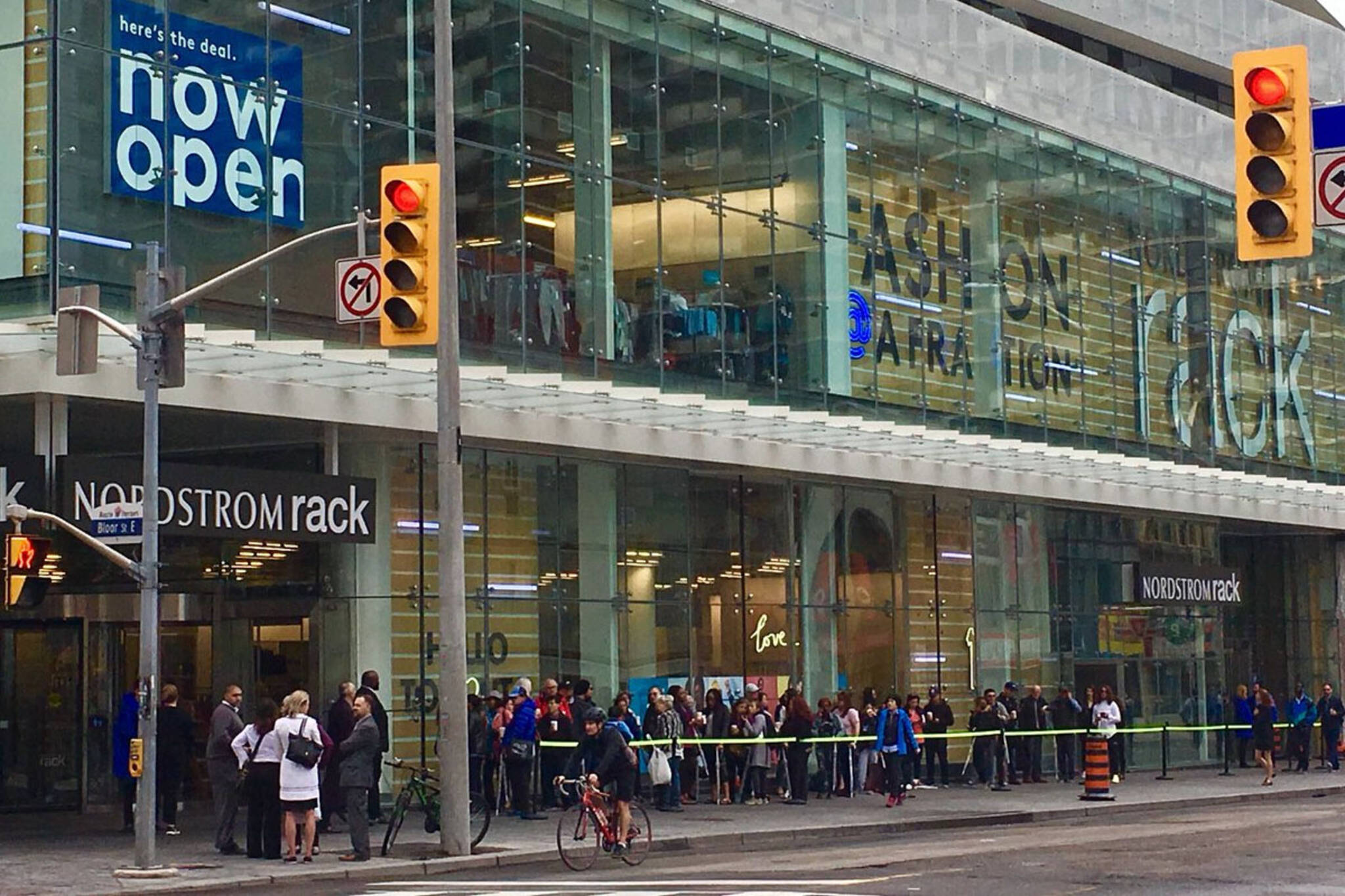Massive crowds show up for Nordstrom Rack in downtown Toronto