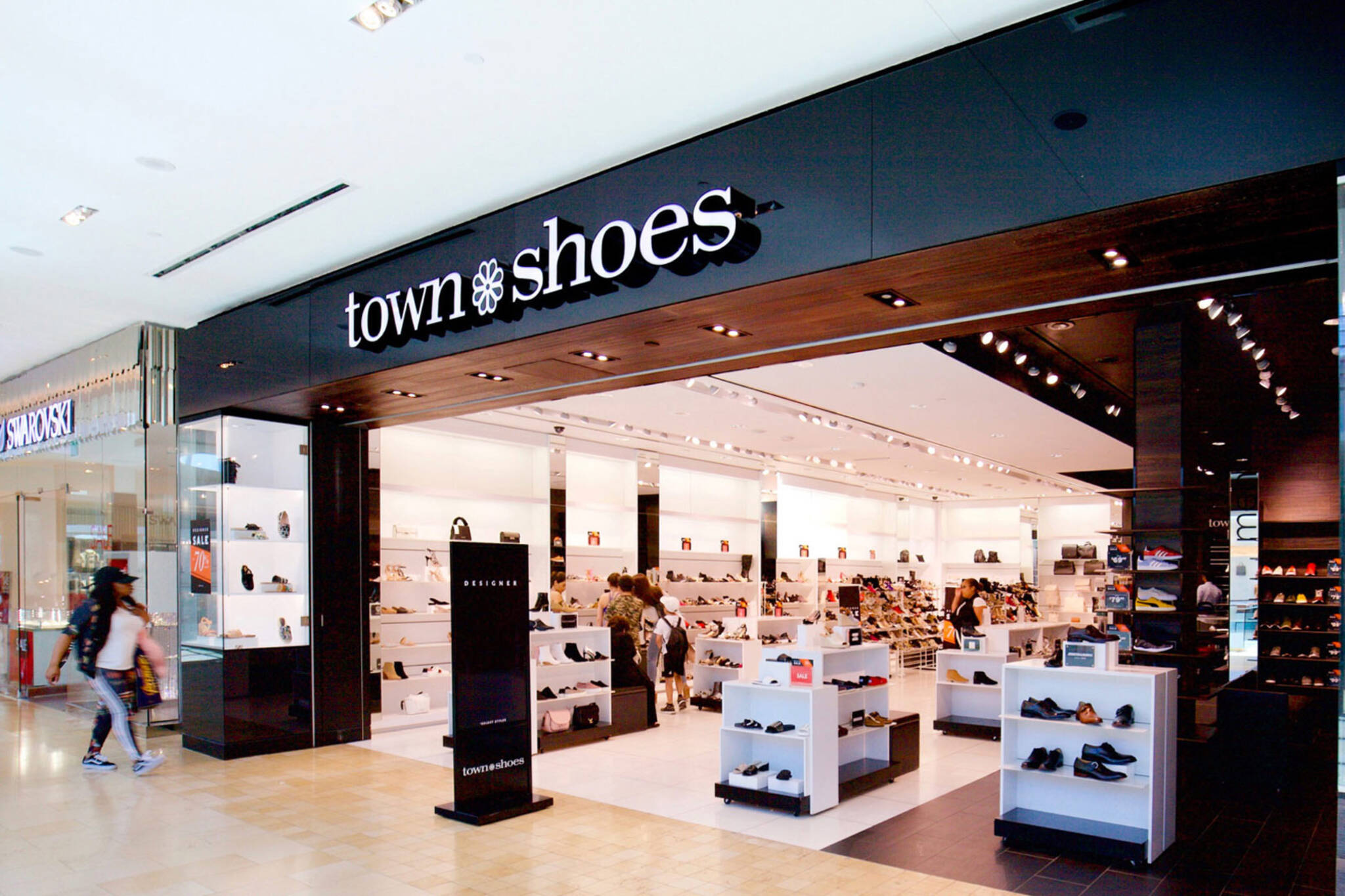 town shoes closing
