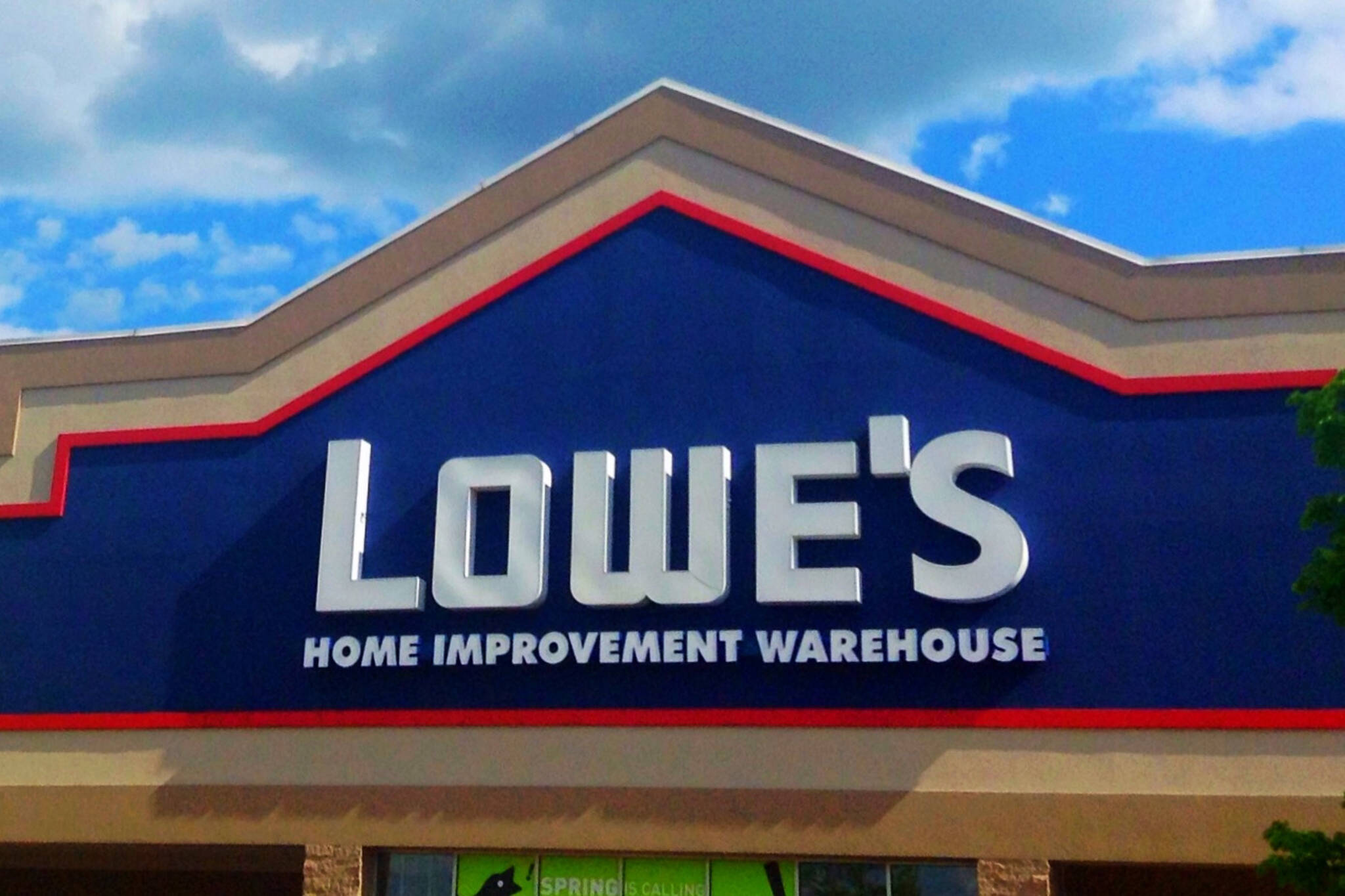 Dozens of Lowe's and Rona stores closing in Canada
