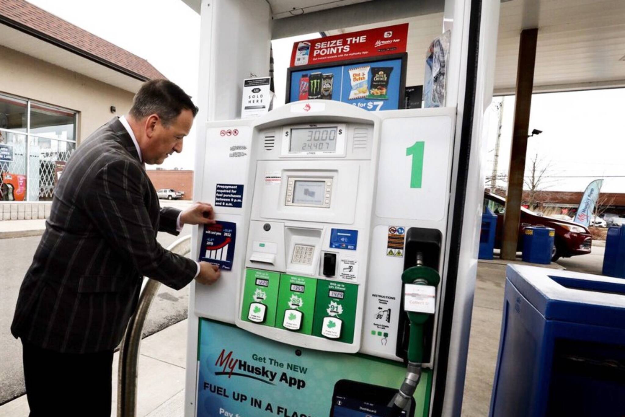 ontario-government-forcing-gas-stations-to-display-new-carbon-tax-stickers