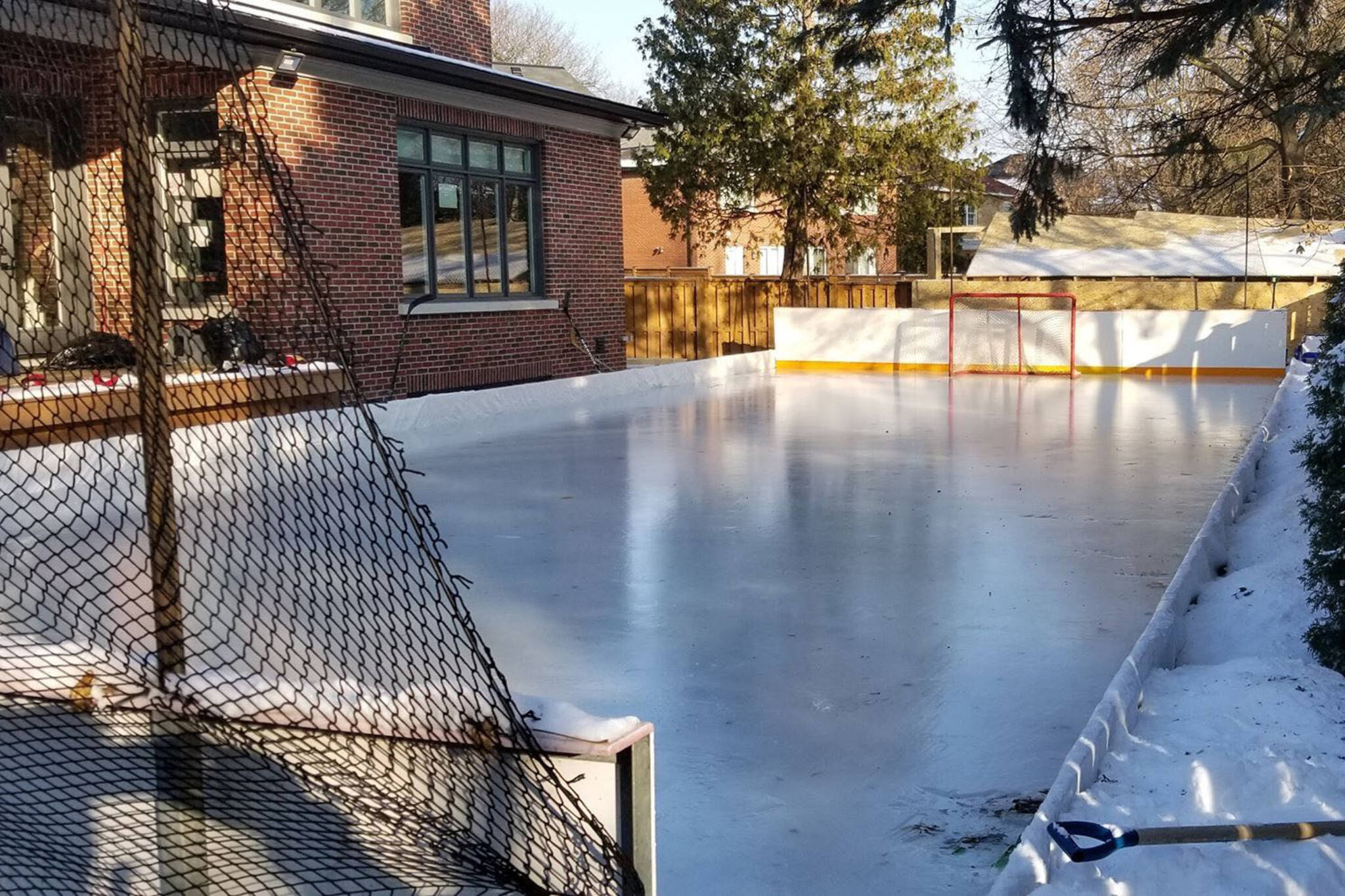 Someone in Toronto created an epic backyard ice rink - 20191224 LeasiDehockeyrink