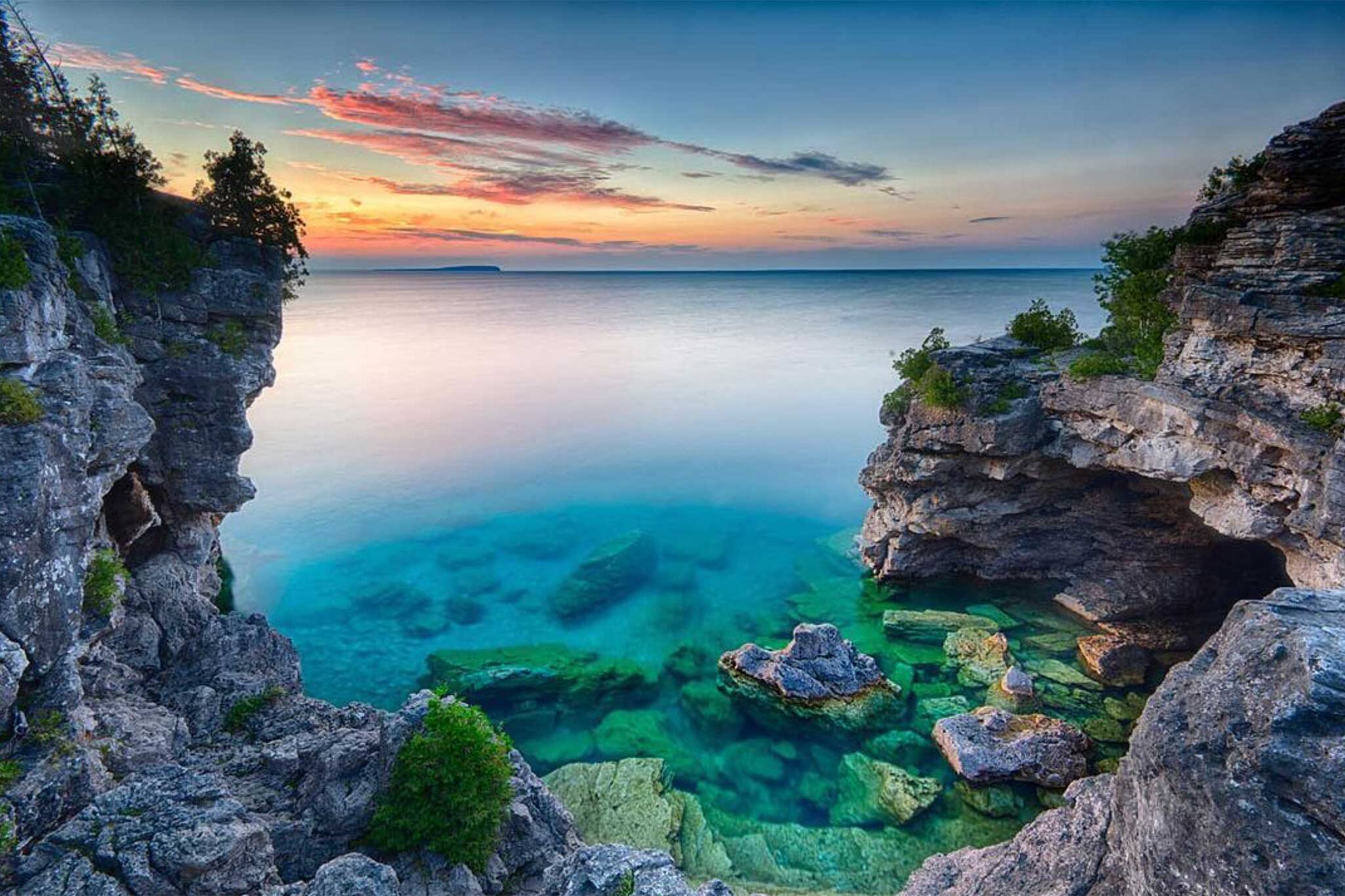 This stunning trail in Ontario is home to turquoise waters
