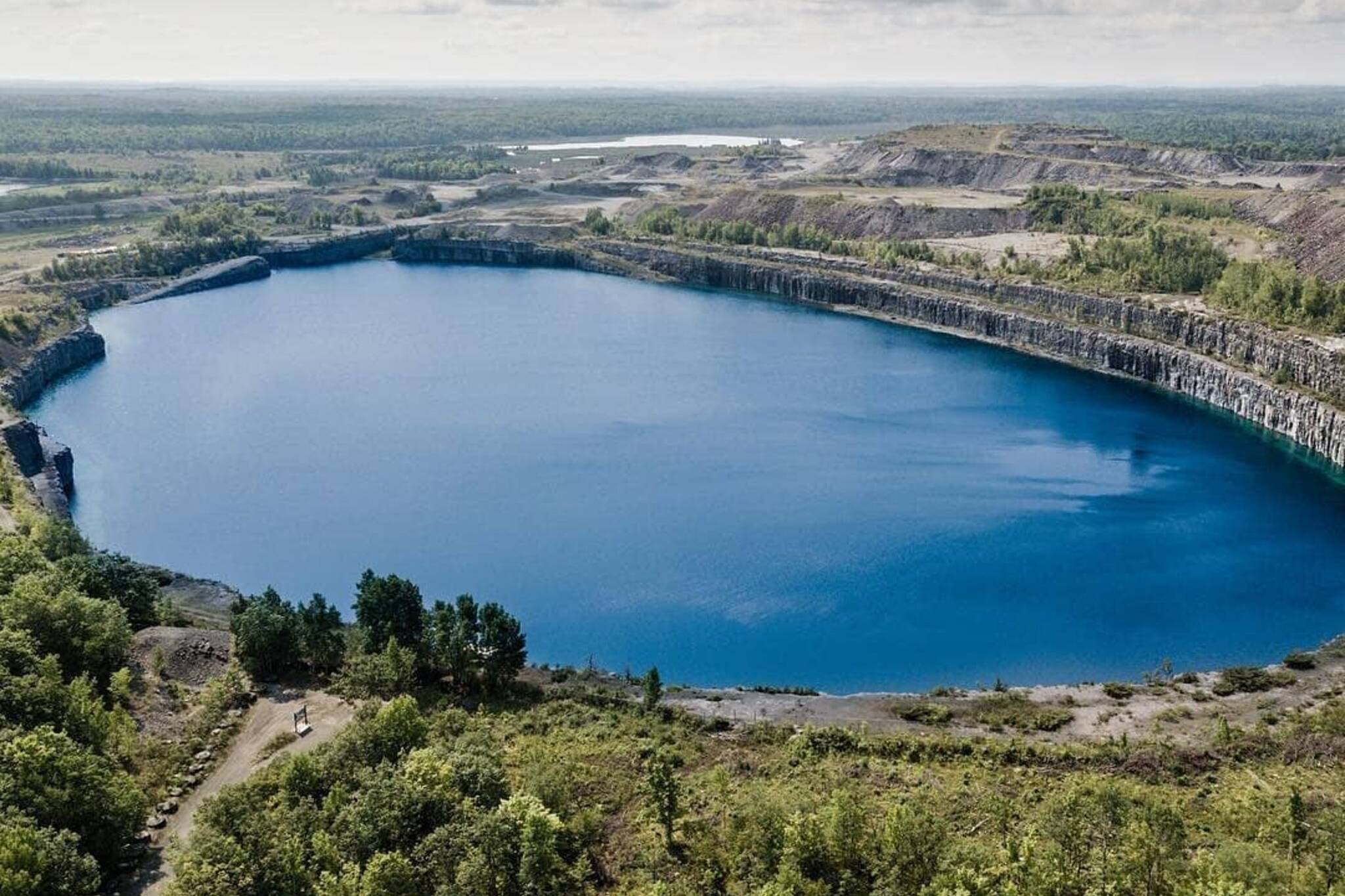 Theres A Breathtaking Hidden Lake In A Deserted Mine Near Toronto