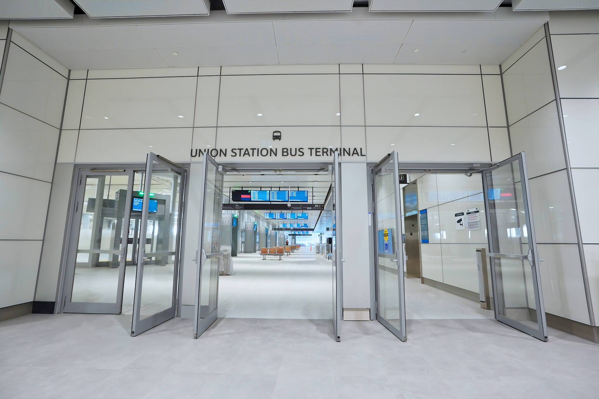 Go terminal. Юнион Стейшн Торонто. Автобусный терминал. Терминал в автобусе. Торонто аэропорт терминал 0.