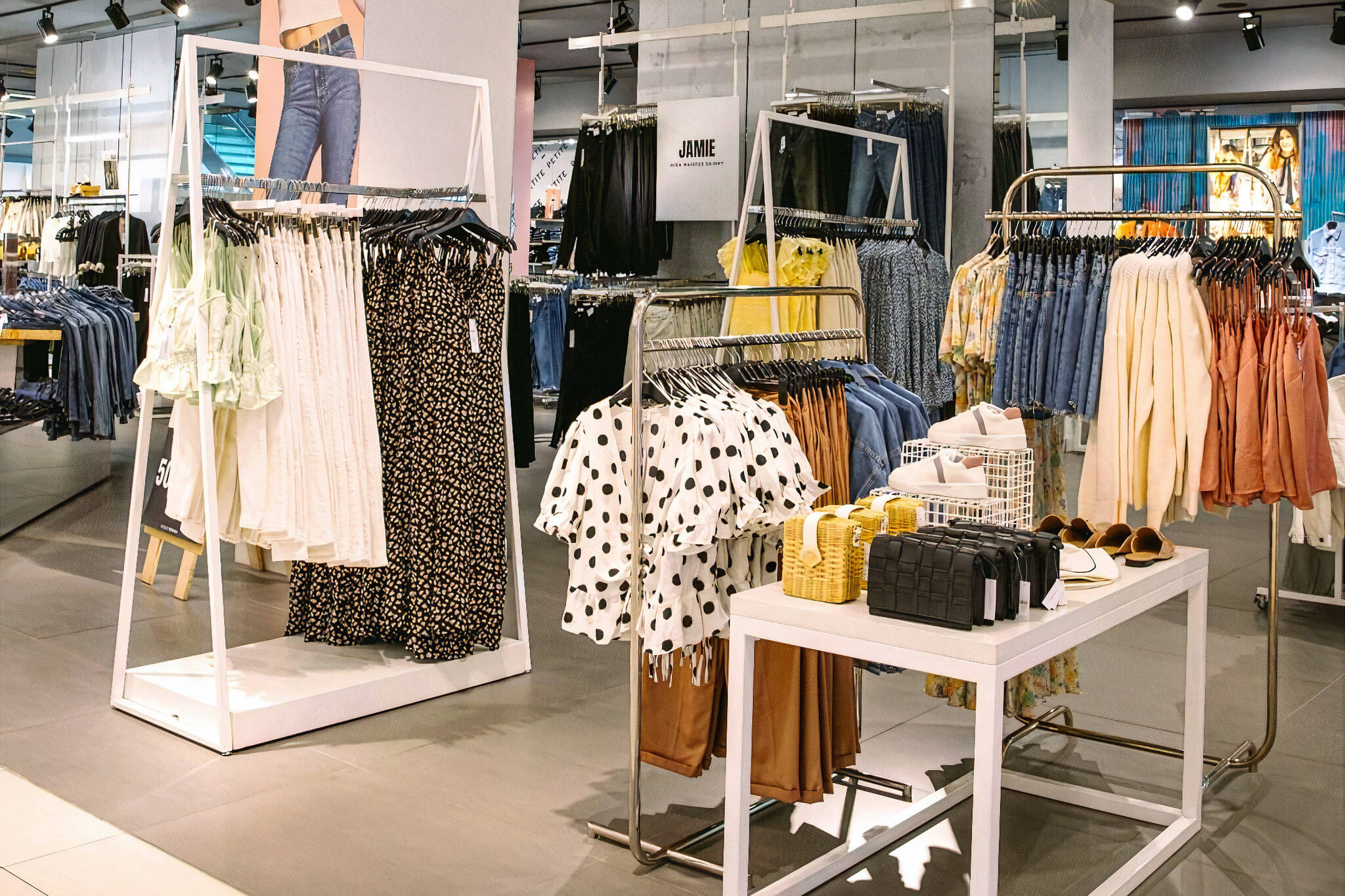 klatre amplitude Teenageår Topshop is closing all stores in Canada and leaving The Bay for good