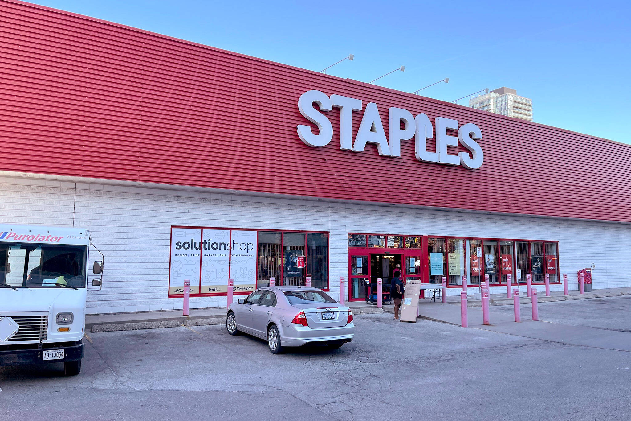 Toronto's largest downtown Staples store is permanently closing