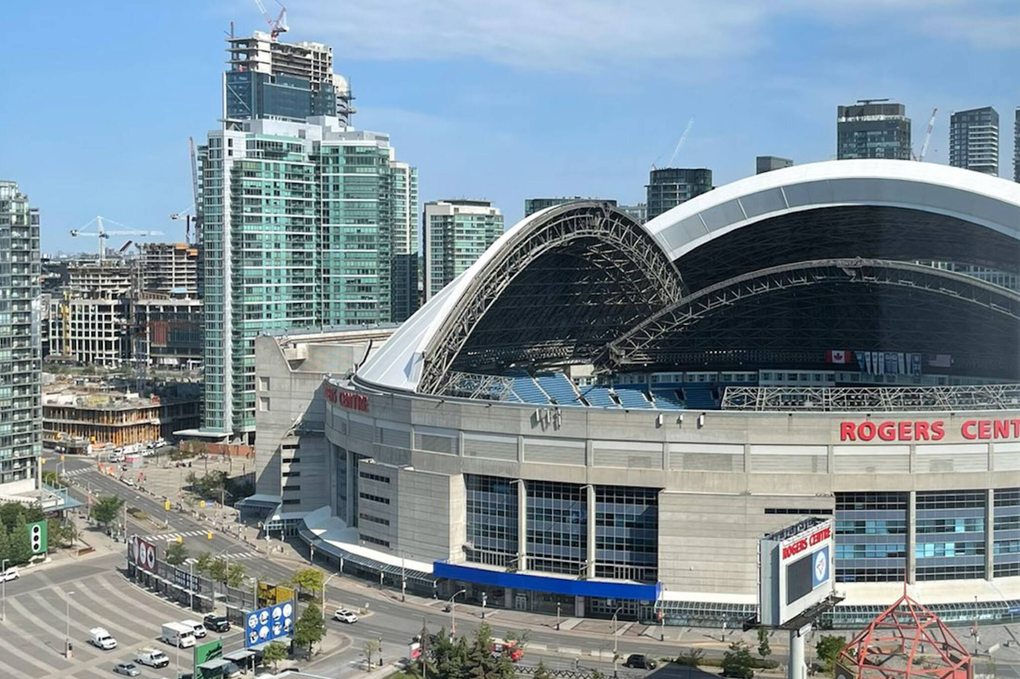 The roof at the Rogers Centre is open and people have thoughts on