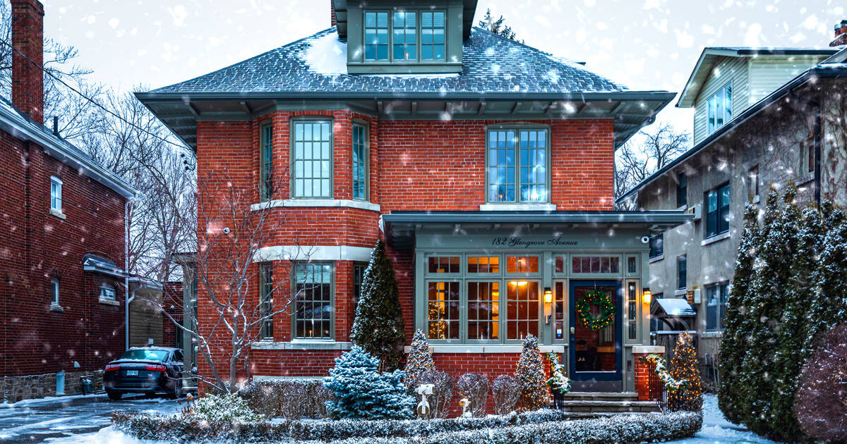 Rich people are scooping up Toronto's luxury homes faster ...