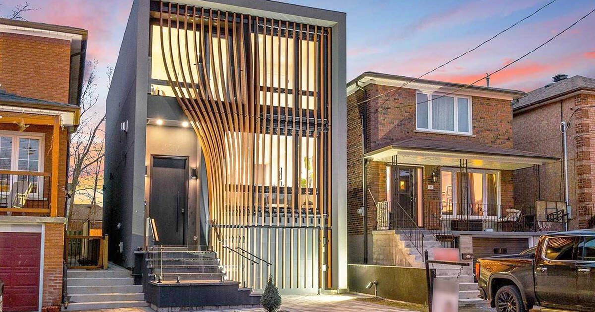 This $ 2.5 million Toronto house has a wooden remote control curtain to hide it from the street