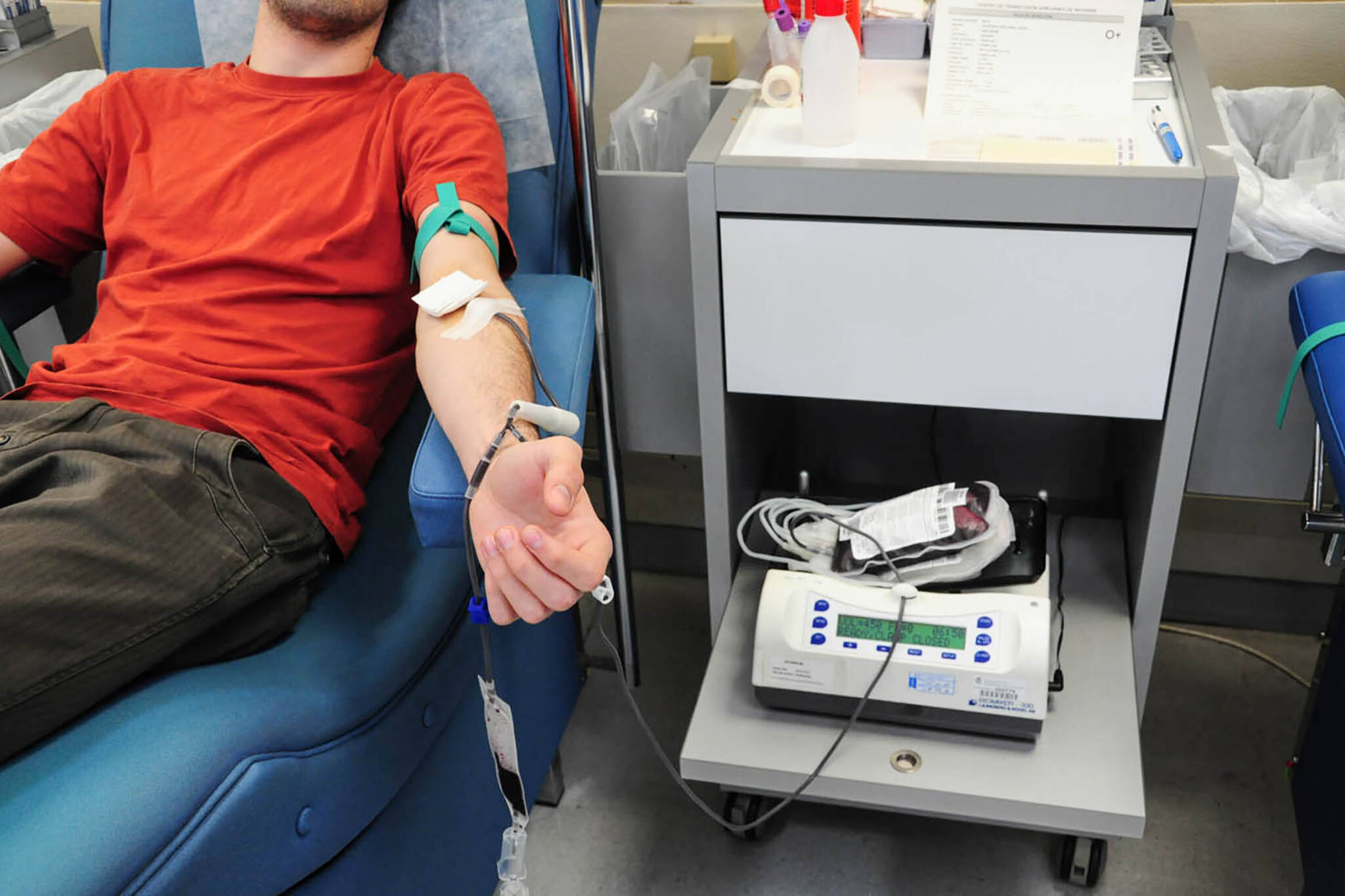 Мужской донор. Аппарат для гемотрансфузии. Аппарат для переливания крови. Аппарат для гемотрансфузии крови. Аппарат для взятия крови донорской.