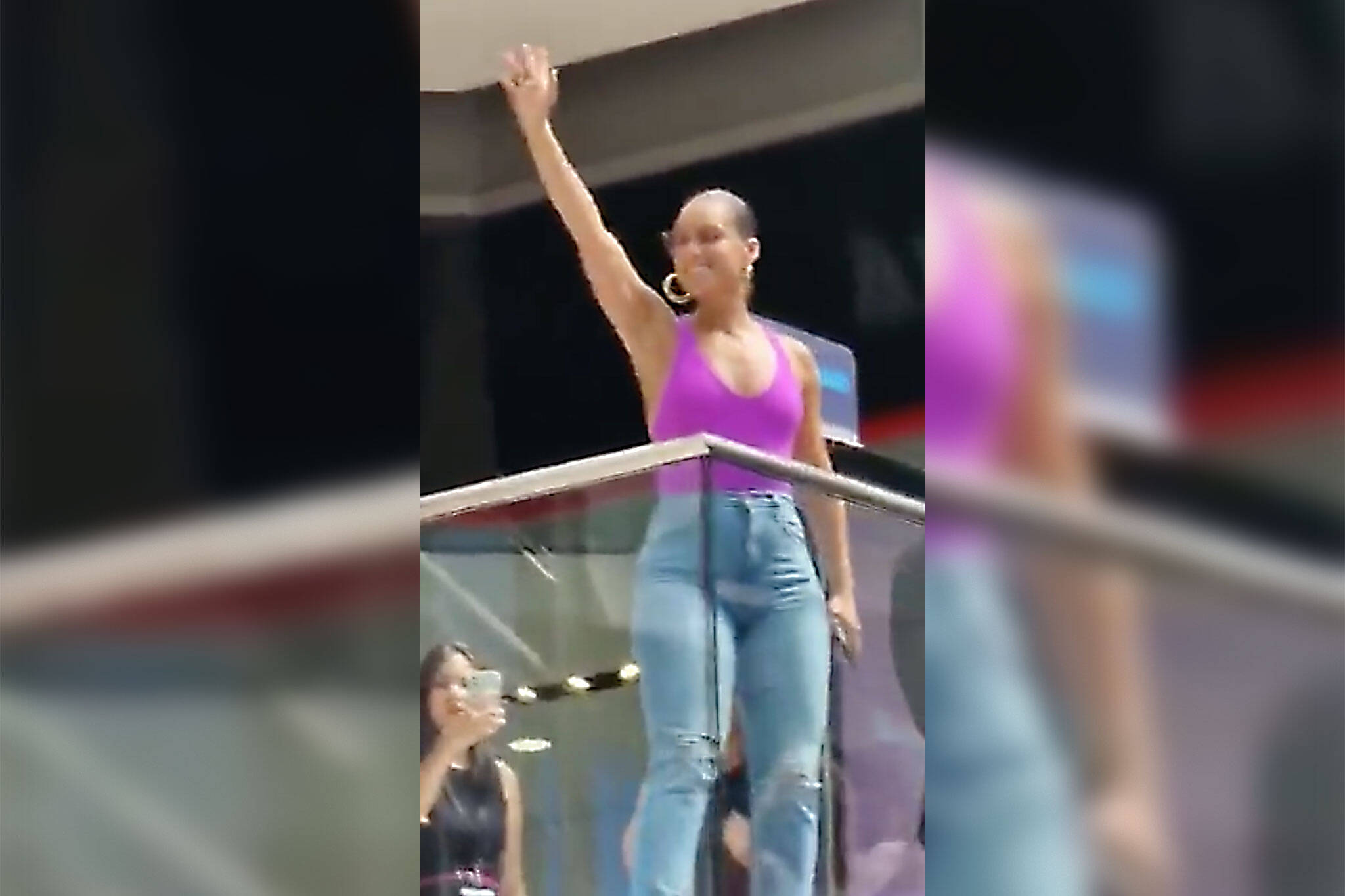 Alicia Keys surprises Toronto fans with live appearance at Eaton Centre