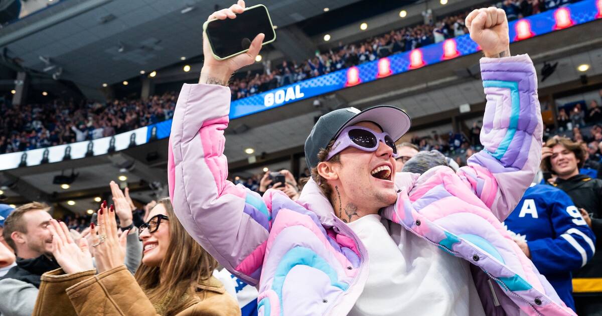 Justin Bieber Had A Rough Time Cheering On Maple Leafs In Boston - CBS  Boston