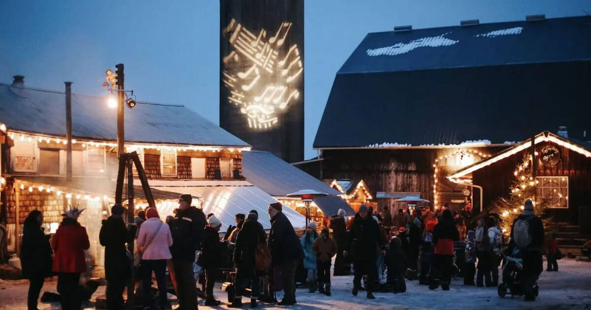 Dieser Weihnachtsmarkt in Ontario sieht aus wie ein verschneites Dorf in Deutschland