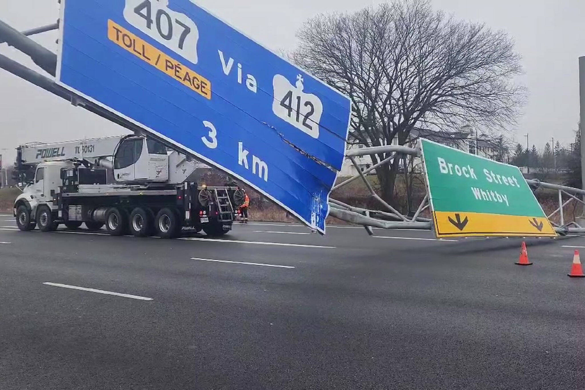 highway 401 traffic sign blocked