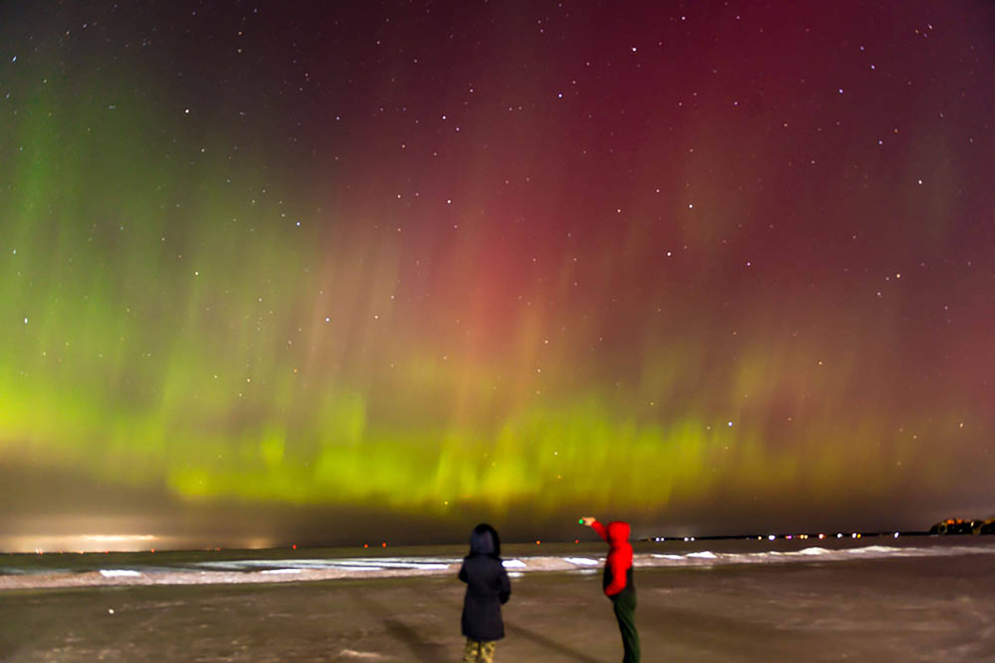 Northern Lights just appeared over Ontario and the photos are