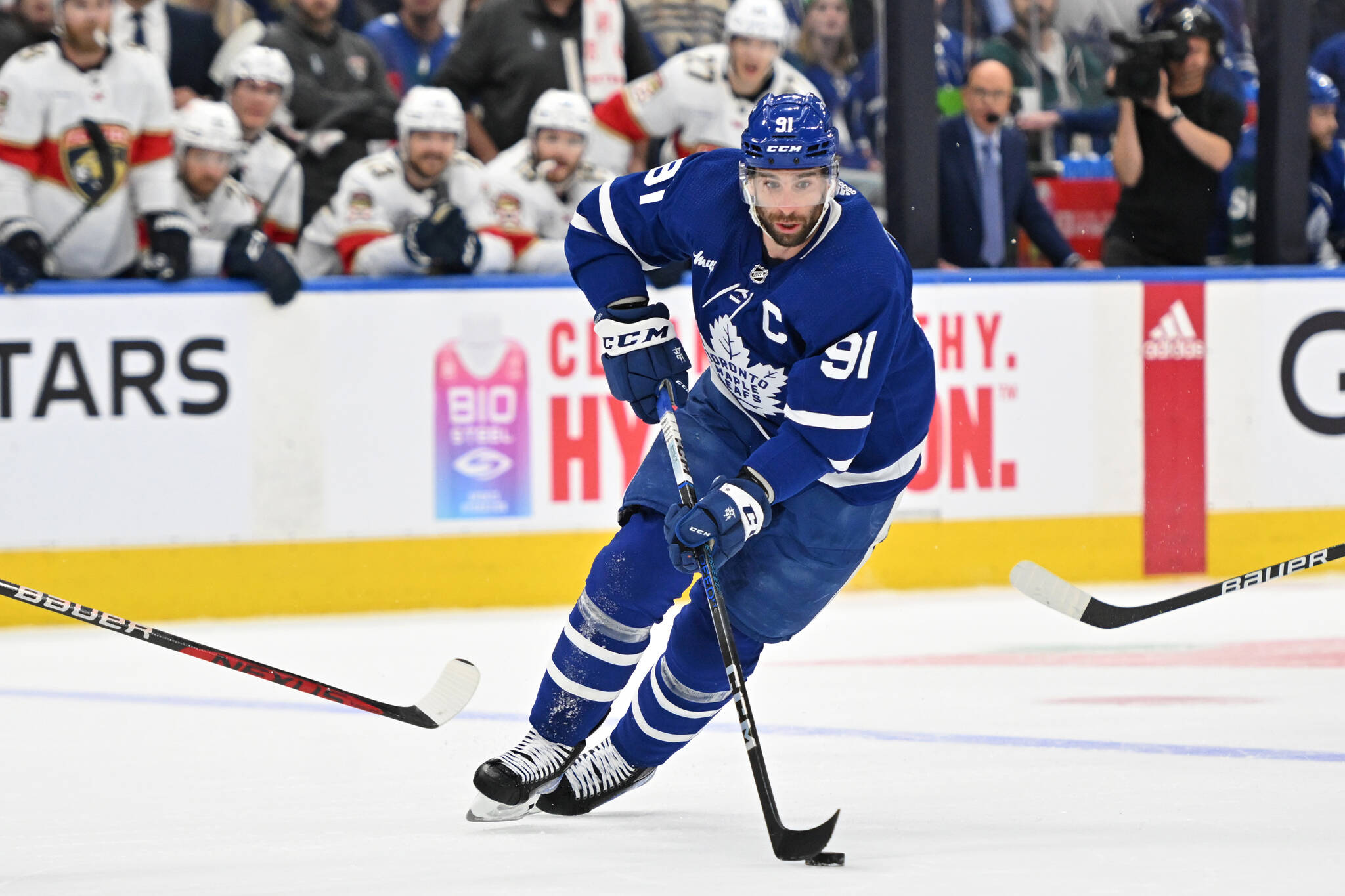 Toronto Maple Leafs: What is going on with John Tavares?