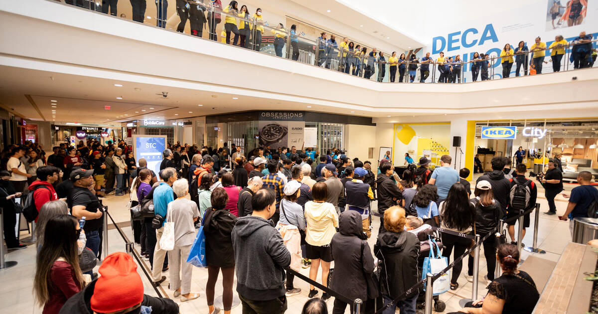 Des foules immenses faisaient la queue pour l’inauguration du nouveau IKEA Toronto parce que, bien sûr, c’était le cas