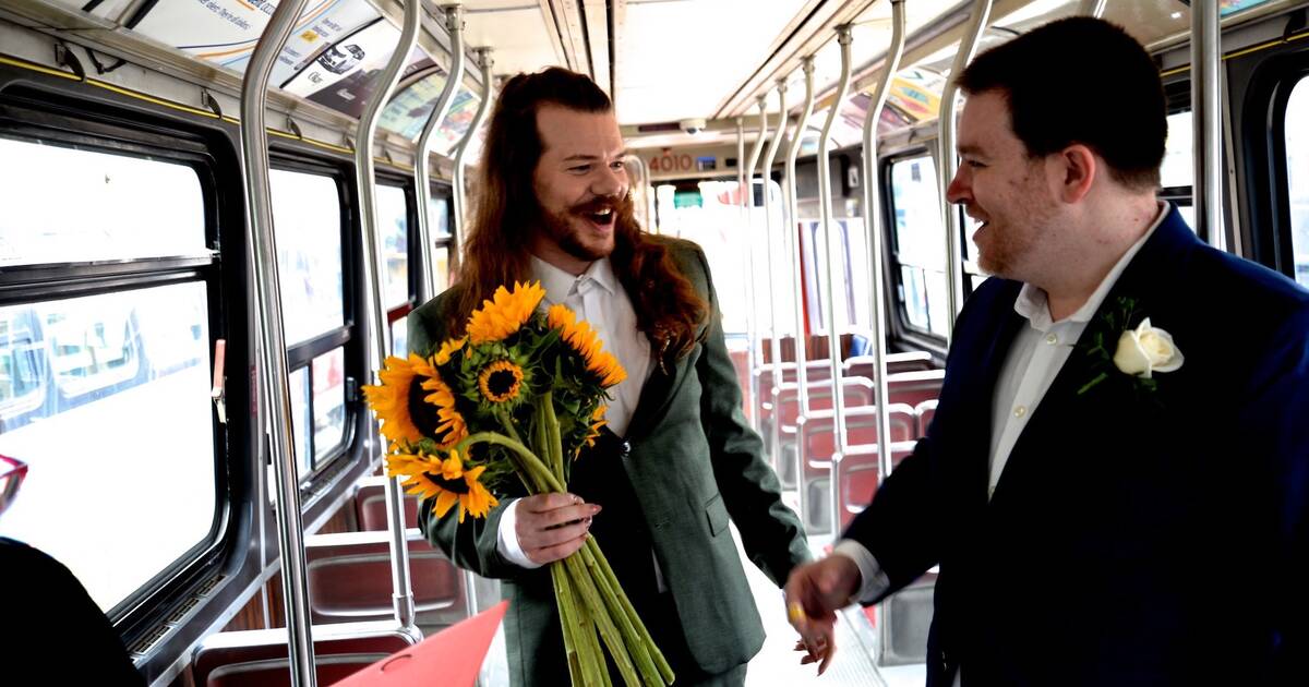 多伦多一对夫妇刚刚在TTC有轨电车上结婚