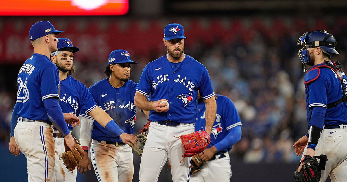 Toronto Blue Jays pitcher poses with pile of dead Canada geese he shot with  his kid