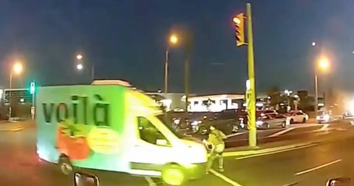 惊人视频展示了多伦多附近的杂货配送车撞到行人