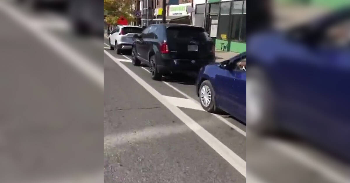 人们试图取消多伦多最新的自行车道，但骑车者反击了