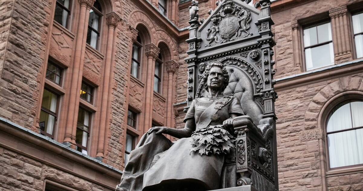 多伦多刚刚花费150万美元购置了一座新女王伊丽莎白二世雕像，引发了批评声浪
