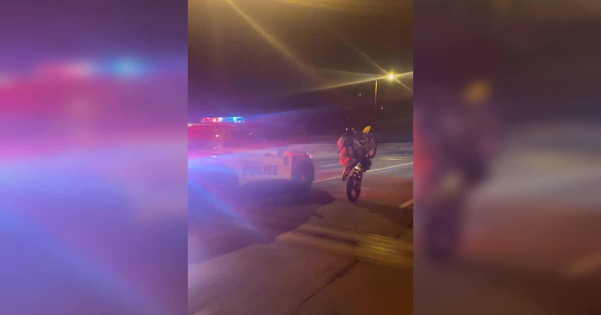 多伦多警车与摩托车特技驾驶员陷入危险对峙