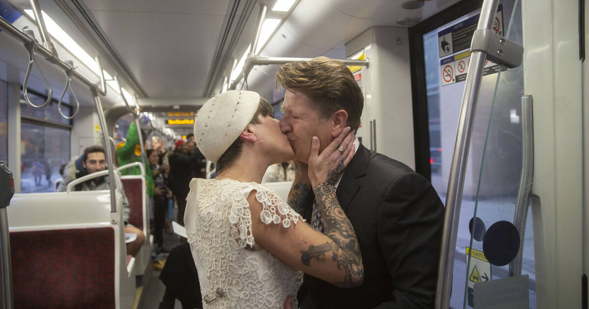 多伦多一对夫妇选择在TTC有轨电车上举行婚礼
