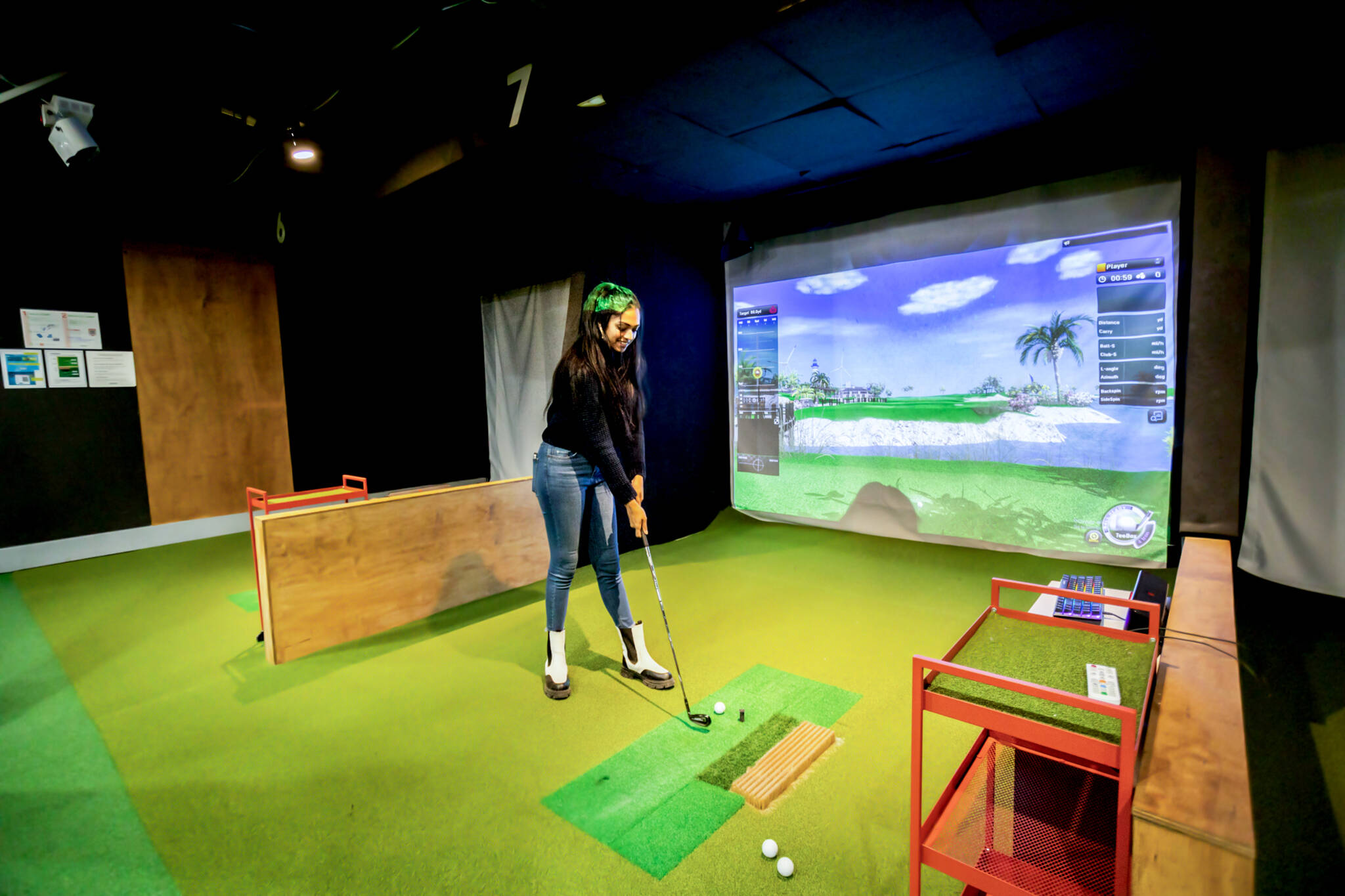 Golf enthusiasts and newbies can practice year-round at Ontario's