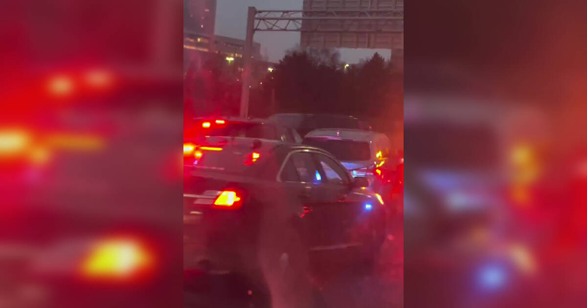 警方在令人震惊的401高速公路拘捕视频中，围堵涉嫌酒驾司机的警车盒