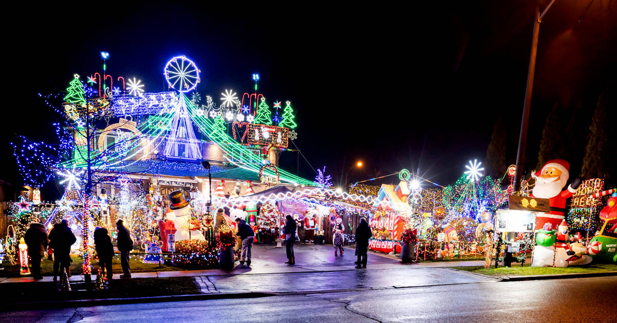 多伦多家庭通过过度装饰的圣诞灯光展示让整条街道闪耀起来