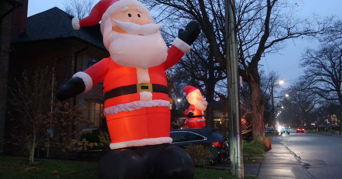 多伦多的一个社区被巨大的充气圣诞老人占领