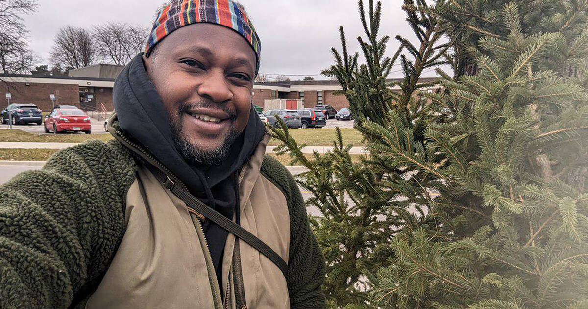 这个人已经连续第八年在多伦多免费赠送圣诞树了