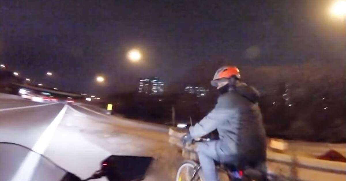 司机停下来帮助在多伦多高速公路上骑自行车的迷路外卖员