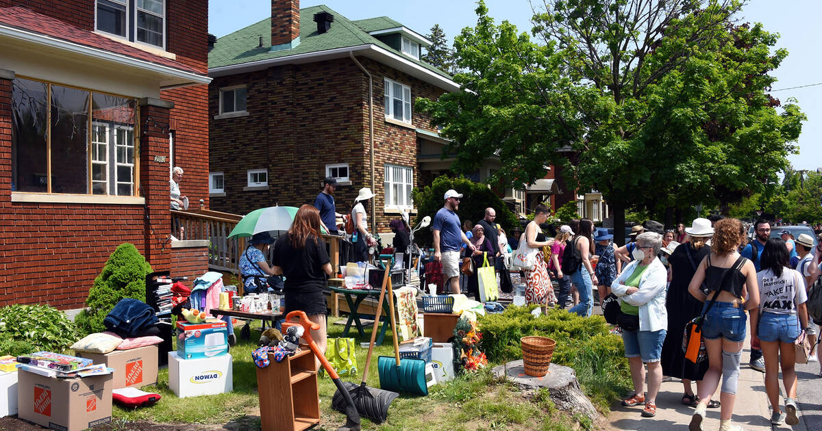 多伦多一个社区举行大型街头出售活动，满是珍稀物品。