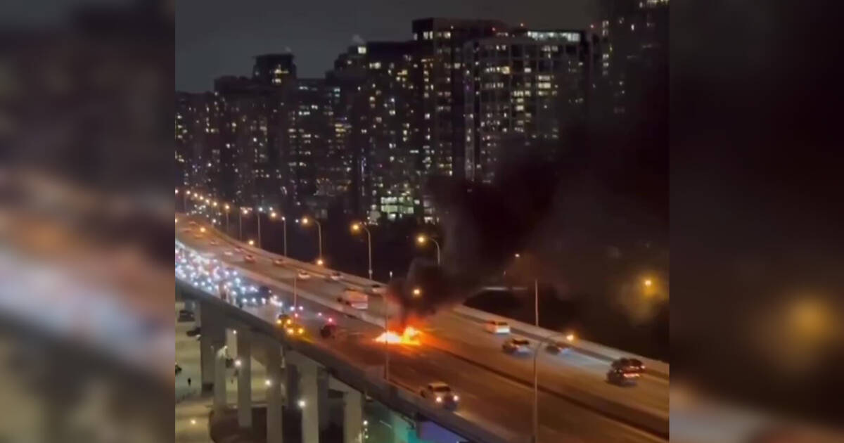 豪车超速相撞，大火关闭多伦多的加德纳高速公路