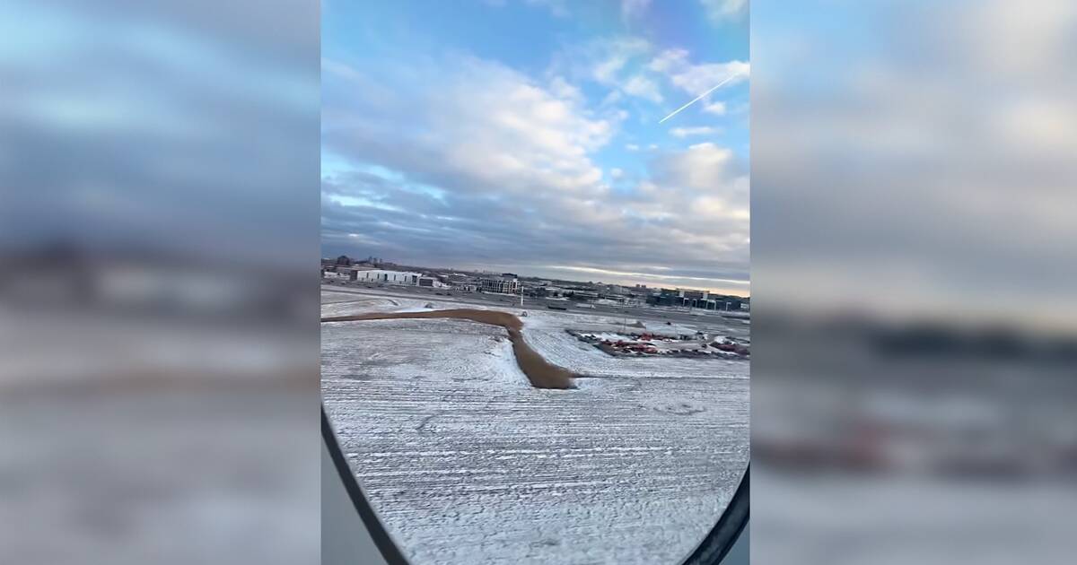 令人震惊的视频显示飞机在中途停止的多伦多降落中由于尾部碰撞而剧烈晃动
