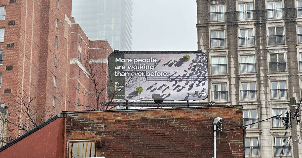 多伦多人因这个奇怪的反乌托邦广告牌而感到疯狂
