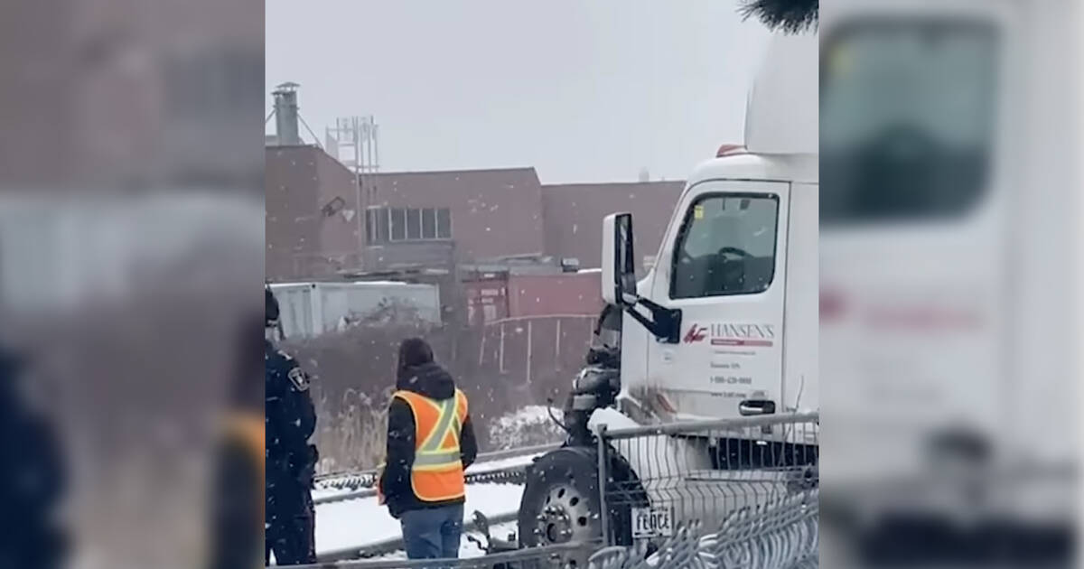 视频显示火车在多伦多郊区撞上卡车后的惊心动魄景象