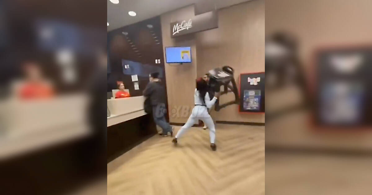 疯狂视频展示了在多伦多麦当劳，一名男子头上被一把椅子打碎