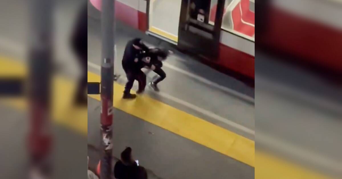 警察将女子从TTC有轨电车上扔下的视频引发了公众对于精神健康问题的担忧