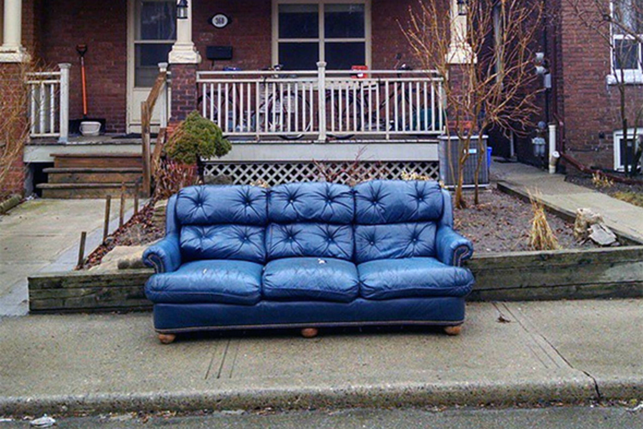 abandoned couch toronto