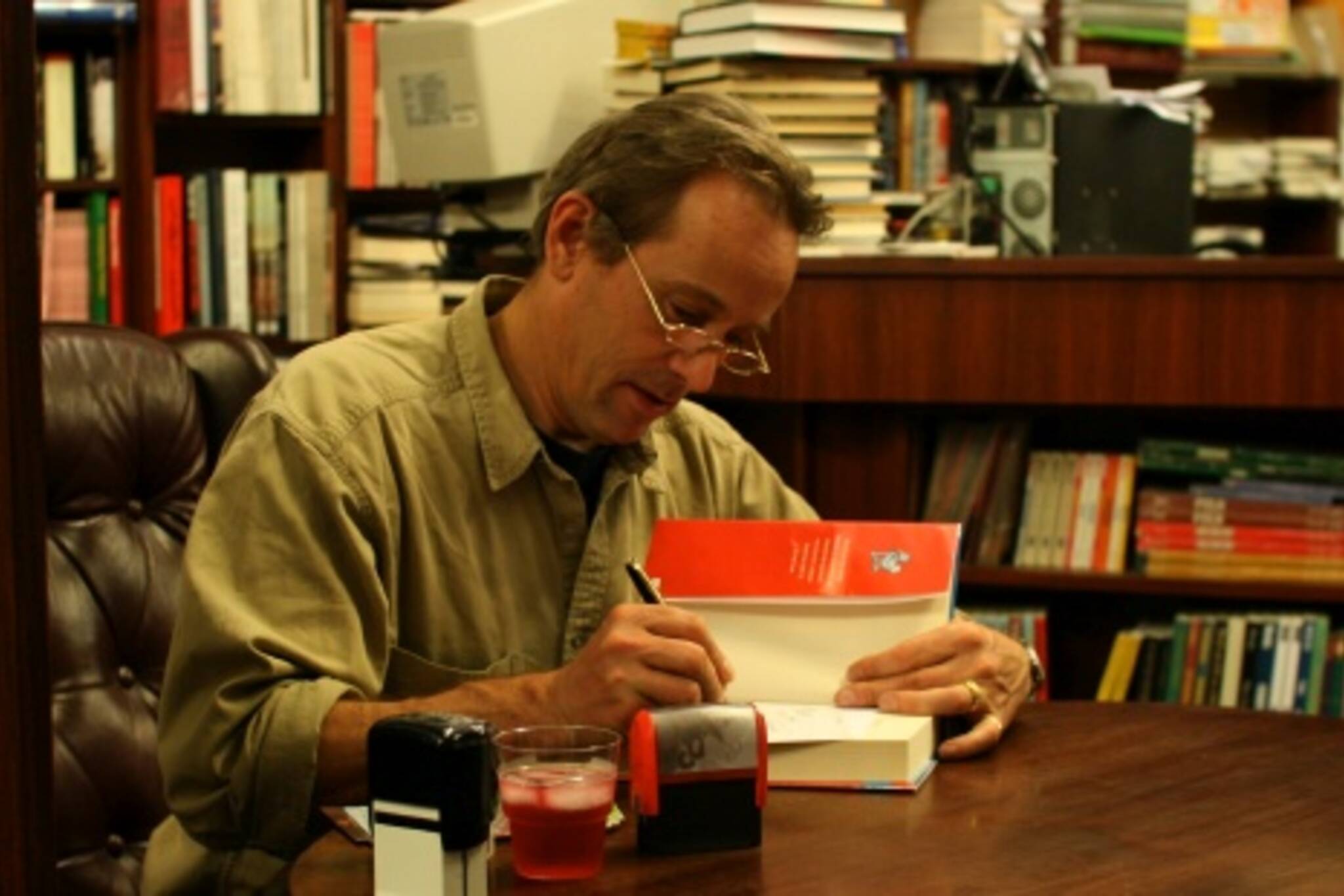 An utterly charming Jasper Fforde signs books at The Sleuth